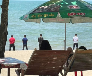 4 người đàn ông có hành động xấu xí trước bãi biển khiến dân mạng đồng loạt chỉ trích: Vô ý thức