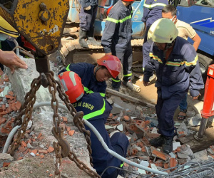 Sập công trình xây dựng ở TP.HCM, 2 người bị vùi dưới đống đổ nát