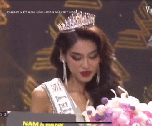 Video: Á hậu 1 Thảo Nhi bị rơi vương miện ngay khi nhận giải