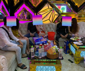 Nữ tiếp viên thoát y 'hát với khách' trong phòng karaoke