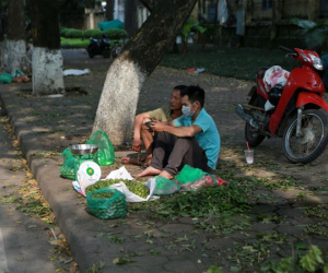 Những mảnh đời mưu sinh giữa Thủ đô để kiếm miếng ăn: 'Giống như đánh cược tính mạng của mình'