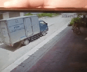 Kinh hoàng cô gái đi đòi nợ bị tài xế xe tải chém tới tấp