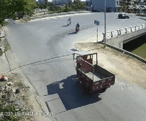 Va chạm với xe 3 bánh, 3 người đi xe máy thương vong