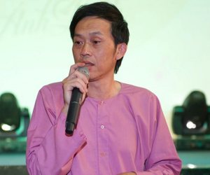 Hoài Linh gây tranh cãi khi hát sai lời bản hit 'Ai chung tình được mãi' trên sân khấu hội chợ