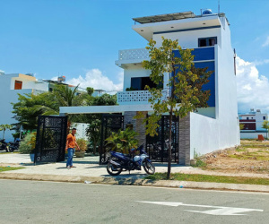 Người đàn ông nằm gục trên vũng máu trong biệt thự bốc cháy