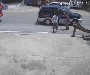 Nhặt được tiền rơi nhưng pha xử lý khác nhau của hai người trên hai chiếc xe khiến người xem suy nghĩ