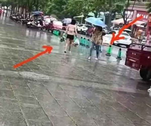 Ngán ngẩm người phụ nữ diện nội y, tung tăng ra phố mua đồ