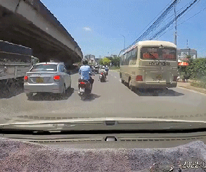 Chở mèo đi chơi nhưng không cho vào túi, cô gái trẻ 'quẳng' xe máy đổ xòe giữa đường, suýt lao vào đầu ô tô vì đuổi bắt thú cưng