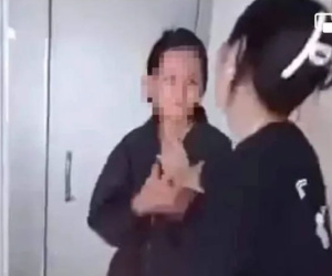 Nữ sinh bị bạn lột đồ, dùng dép đánh vào mặt do mâu thuẫn tại bể bơi