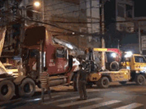 CLIP: Cận cảnh màn 'giải cứu' xe đầu kéo tông sập tiệm vàng tại TP HCM