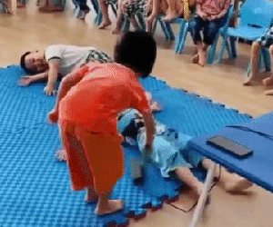 Clip: Trẻ mầm non thực hành 'kỹ nặng bị điện giật' khiến dân mạng 'thả tim' rần rần