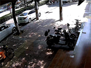 Hố ga phát nổ hàng loạt khiến người đi đường bỏ chạy