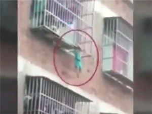 Clip: Trượt chân, bé trai 4 tuổi bị treo lơ lửng ngoài "chuồng cọp"
