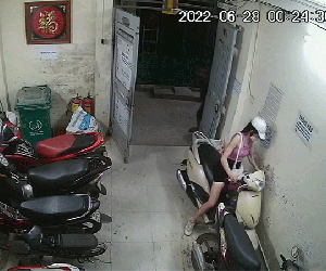 Video: Cô gái bị sàm sỡ ngay cửa phòng trọ giữa Thủ đô khiến nhiều người sợ hãi