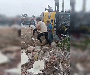 Lật xe khách kinh hoàng ở Vĩnh Phúc, hàng chục người giải cứu hành khách bị mắc kẹt