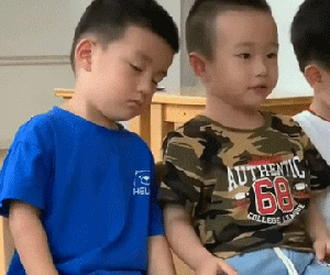 Quắn quéo trước hành động của bé trai mẫu giáo khi phát hiện người bạn ngồi kế bên ngủ gật: Lại sát gái lắm đây!