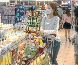 Người trẻ 'bóp bụng' chi tiêu trong bão giá