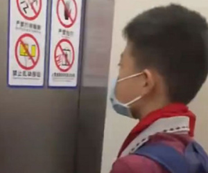 Bé trai sợ hãi nép vào một góc thang máy, lập tức bỏ chạy khi cửa mở vì lý do bất ngờ