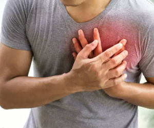 Năm triệu chứng có thể xuất hiện vài tháng trước cơn đau tim