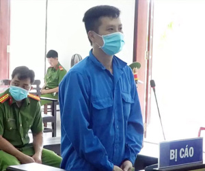 Bịt miệng, đe dọa giết để hiếp dâm bé gái 13 tuổi