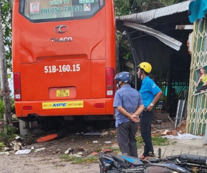 Xe khách bất ngờ lao vào quán nước, một người chết thảm