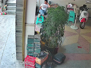 Đang nghịch điện thoại người đàn ông suýt bị bé gái lái xe điện tông trúng