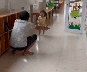 Dang tay đón con vào lòng, ông bố 'quê mặt' khi con gái rượu né vội, chỉ quan tâm một thứ