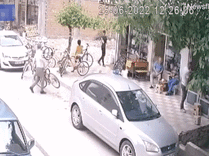 Rơi từ tầng 2 xuống đất, đứa trẻ sơ sinh vô tình được cứu sống nhờ một người qua đường