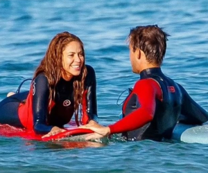 Hậu chia tay Pique, Shakira tắm biển cùng người đàn ông lạ mặt