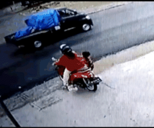 Clip: Bất cẩn để con trai vặn trúng tay ga, 2 mẹ con lao vào xe tải