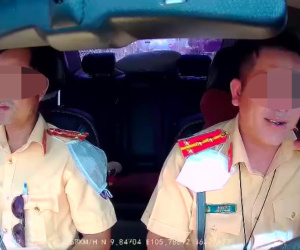 Công an Hậu Giang lên tiếng việc CSGT vừa lái ô tô, vừa nghe điện thoại
