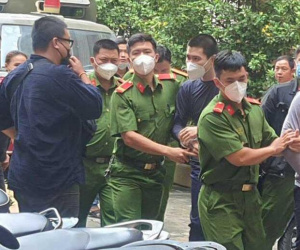 Bé gái bị nhóm bắt cóc khống chế, hiếp dâm trong nhà vệ sinh