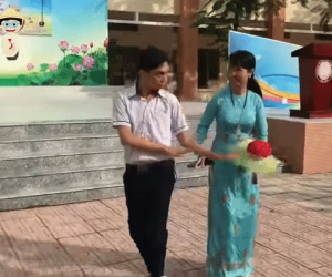 Lên múa phụ họa cho giáo viên, nam sinh bất ngờ chiếm spotlight vì thần thái quá ấn tượng