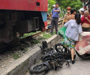Hà Nội: Chạy xe máy từ ngõ ra đường Lê Duẩn, bị tàu hỏa tông chết thương tâm