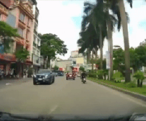 Clip: 'Vật thể lạ' rơi tự do khiến người đi xe máy gặp tai nạn