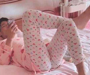 Cosplay thành vợ để dỗ con ngủ, ông bố được cư dân mạng phong cho giải 'sáng tạo của năm'