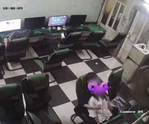 Đôi bạn trẻ tình tứ ngay trong quán Internet nhưng chủ quán lại bị 'ném đá' thậm tệ