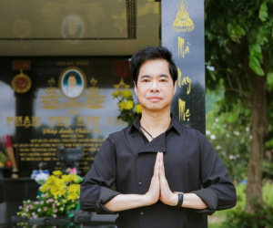 Ngọc Sơn làm giỗ đầu cho mẹ, quỳ gối trước phần mộ đầy xót xa