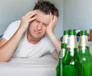 Đau đầu vì uống rượu bia, tuyệt đối không làm điều này kẻo 'hỏng gan'