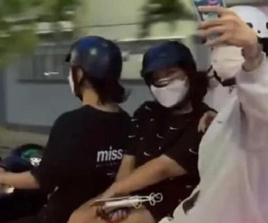 Nhóm nữ sinh kẹp 3, đùa giỡn quay TikTok trên phố bị công an mời làm việc