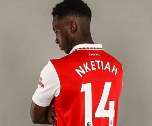 Nketiah lập hat-trick cho Arsenal trong lần đầu mặc số áo huyền thoại