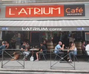 Vết máu lạ xuất hiện trong quán bar, người dân đập tường phát hiện sự thật kinh hoàng