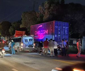 Xe máy cắm chặt đuôi ôtô đầu kéo, người đàn ông tử vong tại chỗ