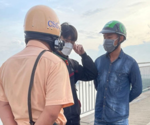 CSGT kịp thời ngăn nam thanh niên nhảy cầu Phú Mỹ tự tử vì buồn chuyện gia đình