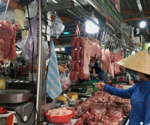 Chuyện ngoài chợ: Rau quả, thịt gà, thịt lợn 'dắt tay nhau' tăng giá