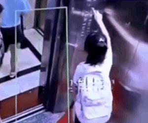Video: Bị cửa thang máy va trúng, người phụ nữ lao tới tát bé gái