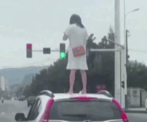 Video: Giận chồng, vợ trèo lên nóc xe đứng và cái kết hài hước