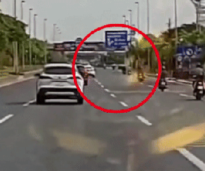 Clip: Xe tải nhập làn ẩu, hất văng 2 người đi xe máy ở Hà Nội
