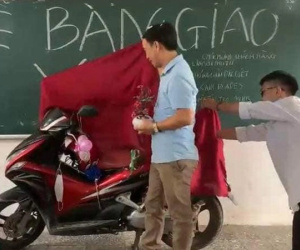 Thầy giáo ngỡ ngàng trước màn trao tặng xe ngay tại lớp học