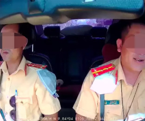 Giám đốc Công an Hậu Giang chỉ đạo xử lý hai cảnh sát vừa lái xe vừa nghe điện thoại